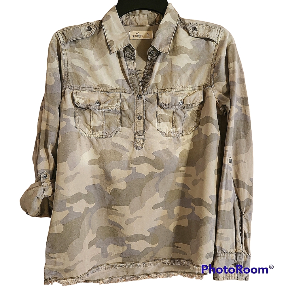 🔥Hollister Camo Top Raw Hem Size Small Collar 1/4 Button